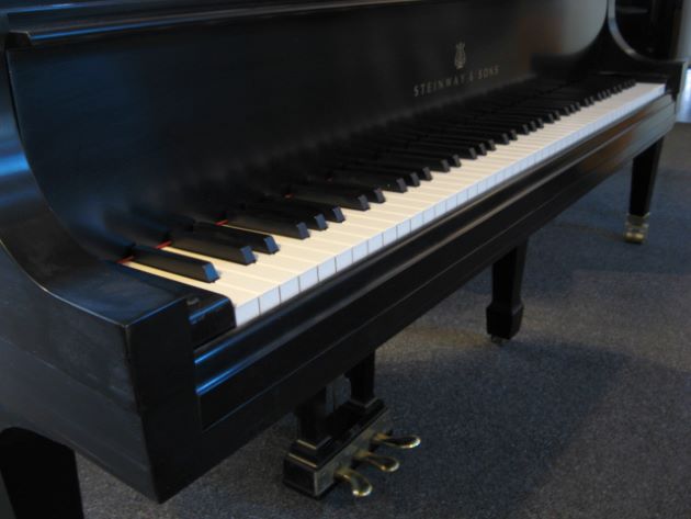 Steinway model M S#393780 Grand Piano Keyboard at 88 Keys Piano Warehouse & Showroom